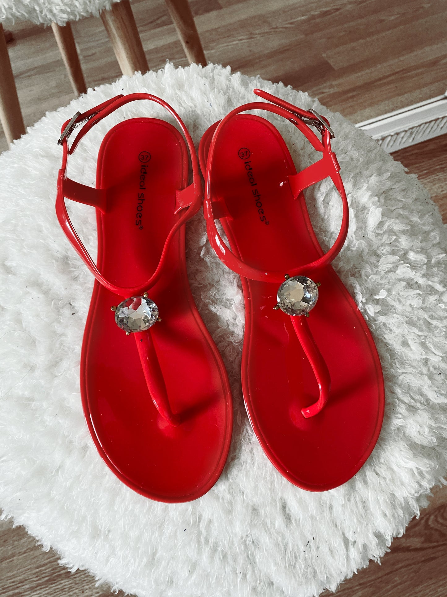 Sandalia goma brillante rojo